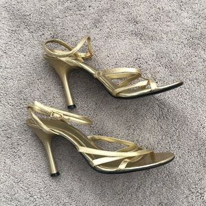 Nine West gold ankle strap heels sz 5.5 ✨